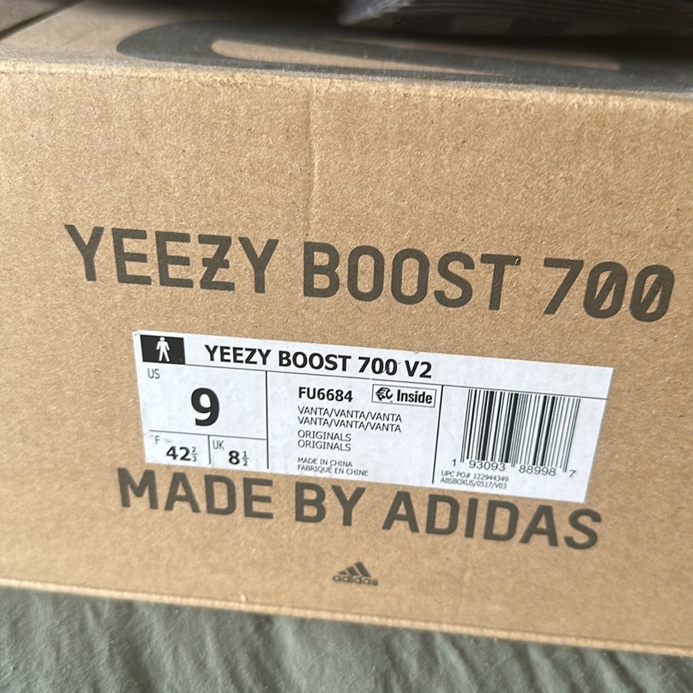 Yezzy Boost 700 V2 Size 9 - image 2